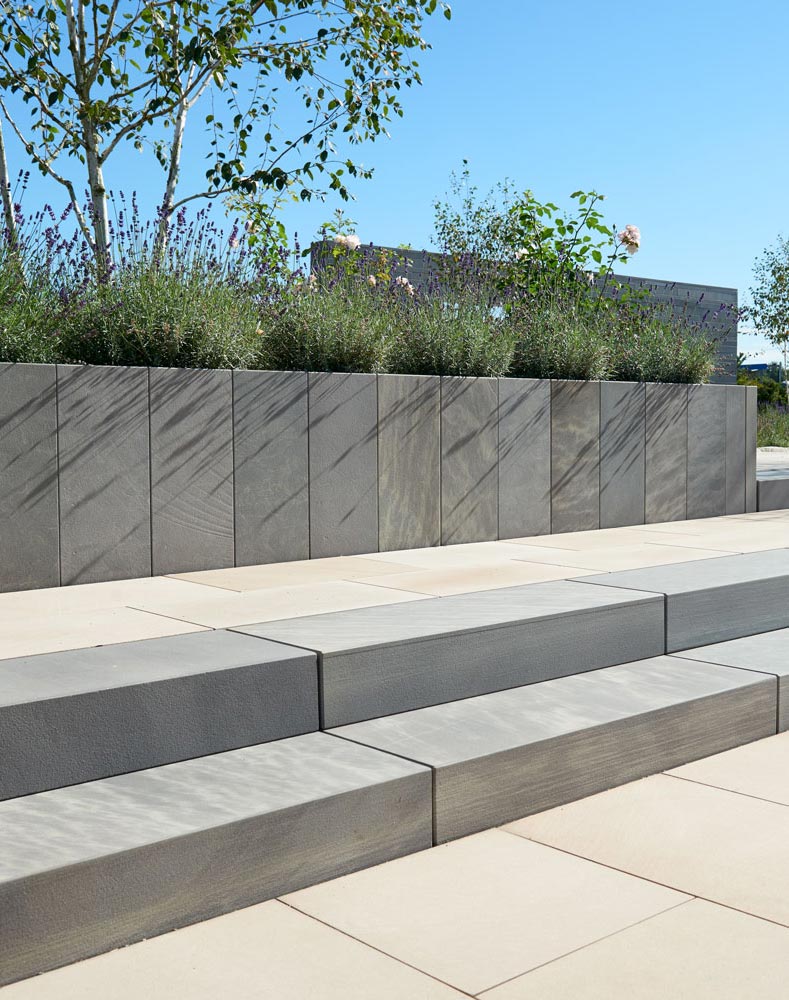 Stelen und Palisaden